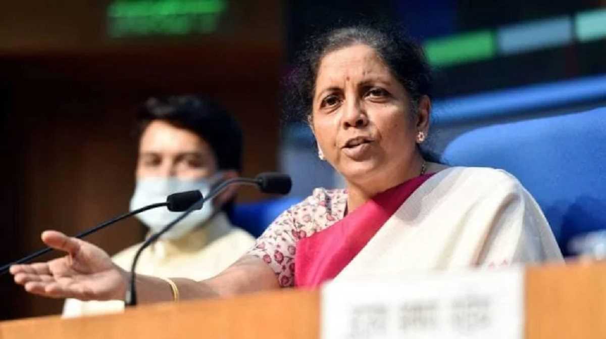 जनधन और बेसिक सेविंग्स अकाउंट में न्यूनतम बैलेंस रखने की जरूरत नहीं : वित्त मंत्री